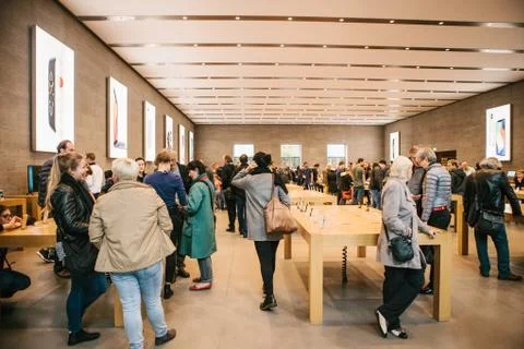 Berlin, October 2, 2017: presentation of the iPhone 8 and iPhone 8 plus and Foto stock
