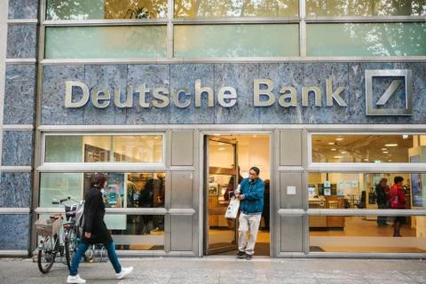 Berlin, October 2, 2017: Unknown man walks into the beautiful glass office of Foto stock
