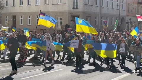 Berlin: Protest against war during the March for true Peace in Ukraine, 4K Video stock 181823174