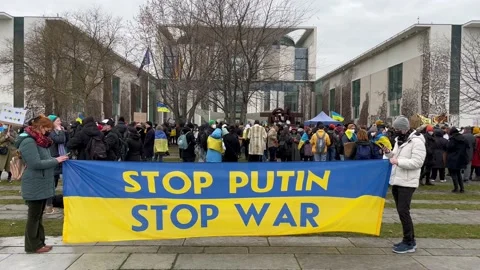Berlin: Protest against the war in the Ukraine and against Putin, 4K Stock Footage 170908674
