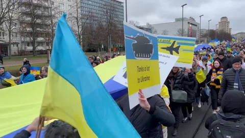 Berlin: Protest march against the war in Ukraine in Mitte district, 4K Stock Footage 234045780