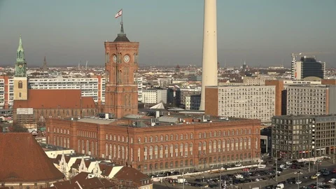 Berlin Rotes Rathaus mit St. Marienkirche Stockbeeldmateriaal 99351972