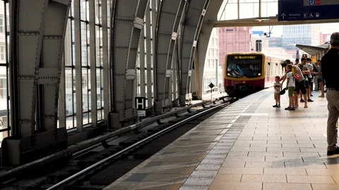 Berlin S-bahn, surface metro train arriving in station Video stock 116246797