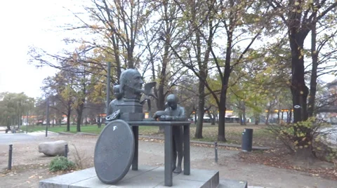 Berlin statue Видео 32851507