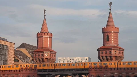 Berlin subway train (u-bahn) moving on the Oberbaum bridge; looping cinemagraph. Stockbeeldmateriaal 95524677