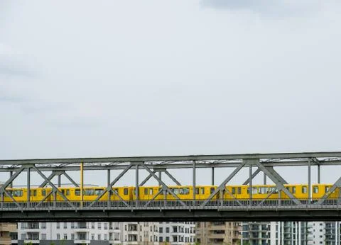 Berlin subway train (U-Bahn) on bridge Foto stock