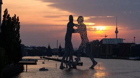 Berlin sunset time lapse with molecule man and river spree, hyper lapse move Stock Footage 89713104