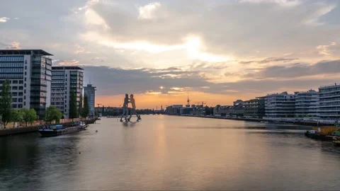 Berlin Sunset Time Lapse With Molecule Man And River Spree Vídeo Stock 141810930