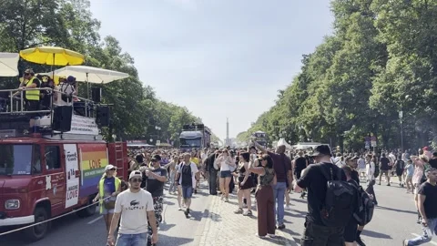 Berlin: Techno music fans and revelers at the "Rave The Planet" parade, 4K Stockbeeldmateriaal 342498103