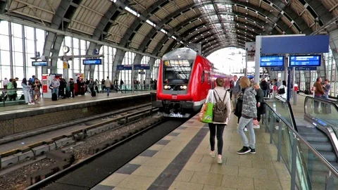 Berlin - Time lapse of passengers boarding a train at a station. Видео 99400202