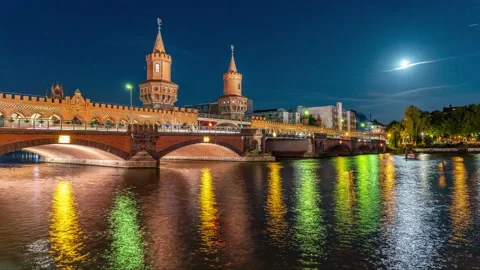 Berlin timelapse at Oberbaum Bridge and Spree River at night, Berlin, Germany Stock-Footage 138591330