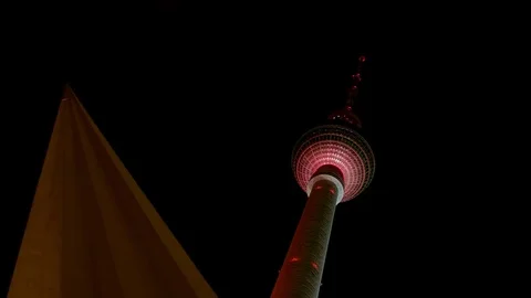 Berlin TV Tower and Triangular Roof element with Lightshow at Night Видео 72591195