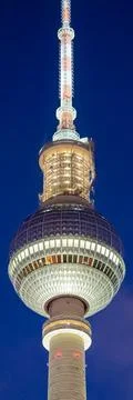 Berlin TV Tower Fully Lit at Night, Vertical Composition Stock-Fotos
