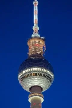 Berlin TV Tower at Night with Clear Blue Sky Foto stock