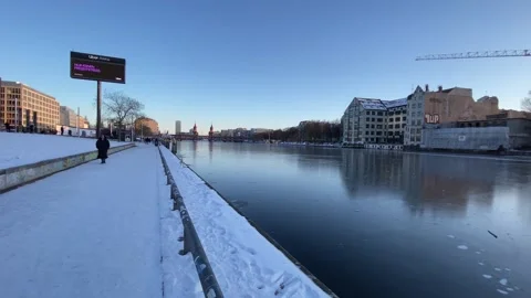 Berlin U-Bahn train crossing Oberbaum Bridge in snow January 11 2026 動画素材 327665574