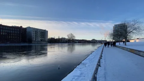 Berlin Wall Cold War memorial and frozen Spree river January 11 2026 库存影片 327665573