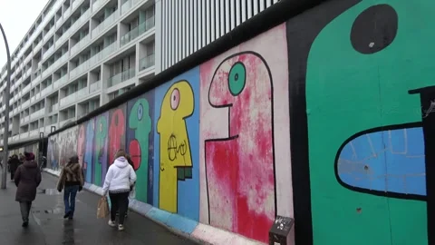 Berlin wall graffiti mural gallery  Vidéo 328411416