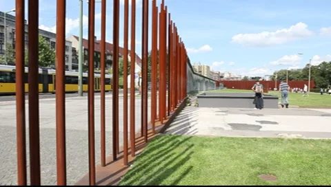 Berlin Wall Memorial at Bernauer Strasse Vídeo Stock 8508075