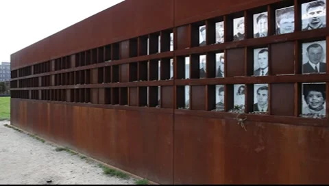 Berlin Wall Memorial at Bernauer Strasse Vídeo Stock 8508088