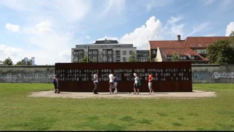 Berlin Wall Memorial at Bernauer Strasse Vídeo Stock 8508129