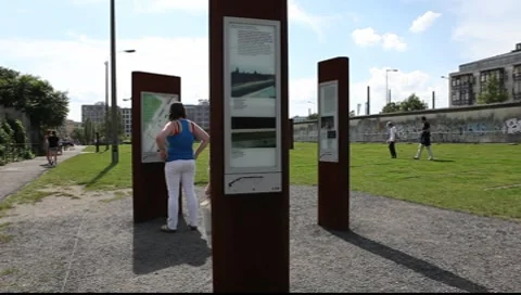Berlin Wall Memorial at Bernauer Strasse Vídeo Stock 8508132