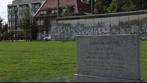 Berlin Wall Memorial at Bernauer Strasse Vídeo Stock 8508134