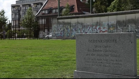 Berlin Wall Memorial at Bernauer Strasse Vídeo Stock 8508135