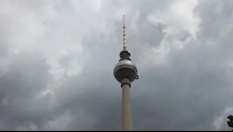 Berlin's TV tower on Alexanderplatz Vídeo Stock 7133810