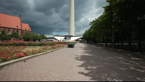 Berlin's TV tower on Alexanderplatz Vídeo Stock 7133811