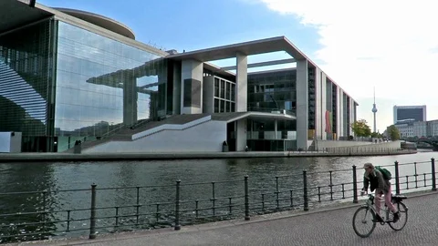 Berlin's ultra modern architecture on the River Spree. Video stock 99233898