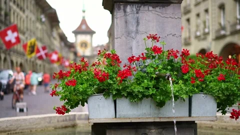 Bern old town view with tourists, flags and Zytglogge clock tower in Kramgasse  스톡 동영상 255856728