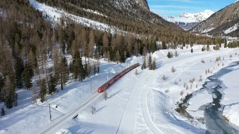 Bernina  Express, red train of Bernina near Pontresina. Vidéo 122569268