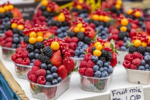 Berries mix selling at Old Town Havelska Market in Prague Foto stock