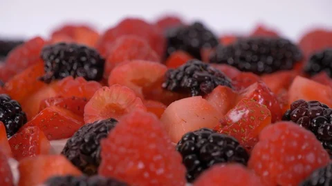 Berries on top of a Cake that is rotating. Cake, Berries Vídeos de archivo 127938023