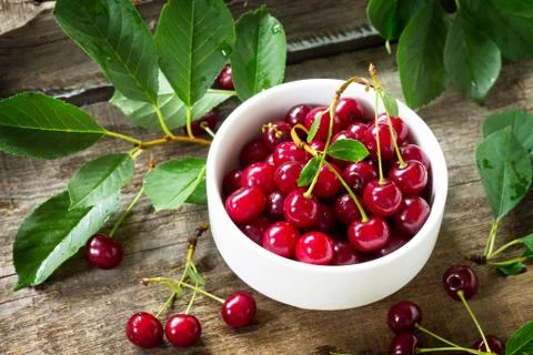 Berry Cherry on a wooden table rustic. Natural detox, fruit dessert. Foto stock