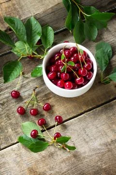 Berry Cherry on a wooden table rustic. Natural detox, fruit dessert. Foto stock