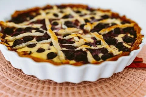 Berry open pie in baking pan Stockfoto's