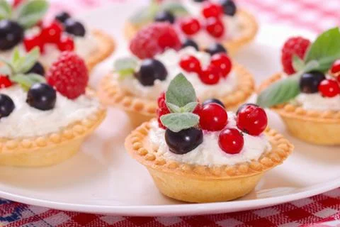 Berry tartlets  (  raspberry, redcurrant and blackberry ) Stock Photos