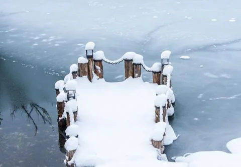 Berth with a chain in the snow Fotos Stock
