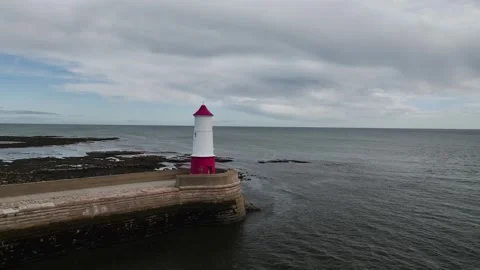 Berwick Pier and Lighthouse from a drone, Berwick-upon-Tweed, England Vidéo 317124597