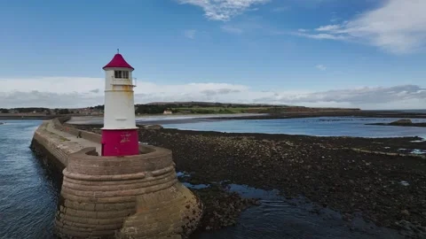 Berwick Pier and Lighthouse from a drone, Berwick-upon-Tweed, England Vidéo 317124602