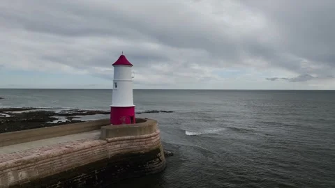 Berwick Pier and Lighthouse from a drone, Berwick-upon-Tweed, England Vidéo 317124611