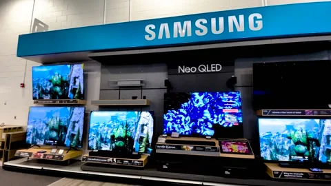 Best Buy interior technology of 2022 pan of Samsung TV display Vídeos de archivo 169868548