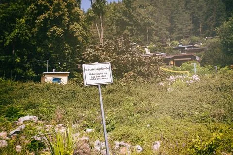 Betreten verboten! Verbotsschild mitten im Grünen. Prohibition sign in the.. Stock Photos