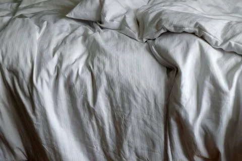 Bett, Bettzeug Morgentliches Durcheinander: Zerwuehltes, ungemachtes Bett ... Stock Photos