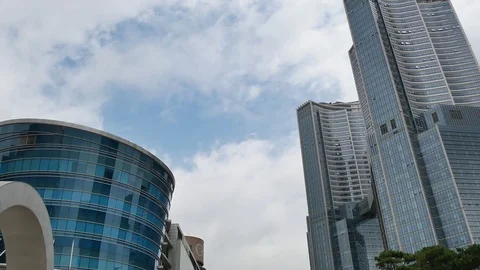 Between building and building: 스톡 동영상 80150032