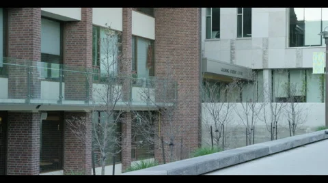 Between buildings - balconies and ledge Vidéo 56951616