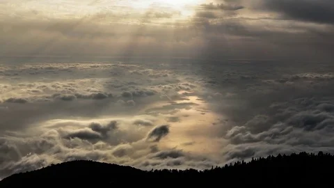 Between The Clouds. Sunset Light rays down to the Sea. Wave clouds. 库存影片 83814284
