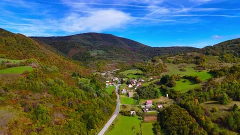 Between Mountains and Homes Vídeo Stock 306034065