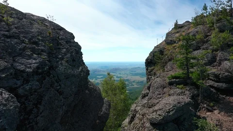 Between the rocks. Vidéo 112097429